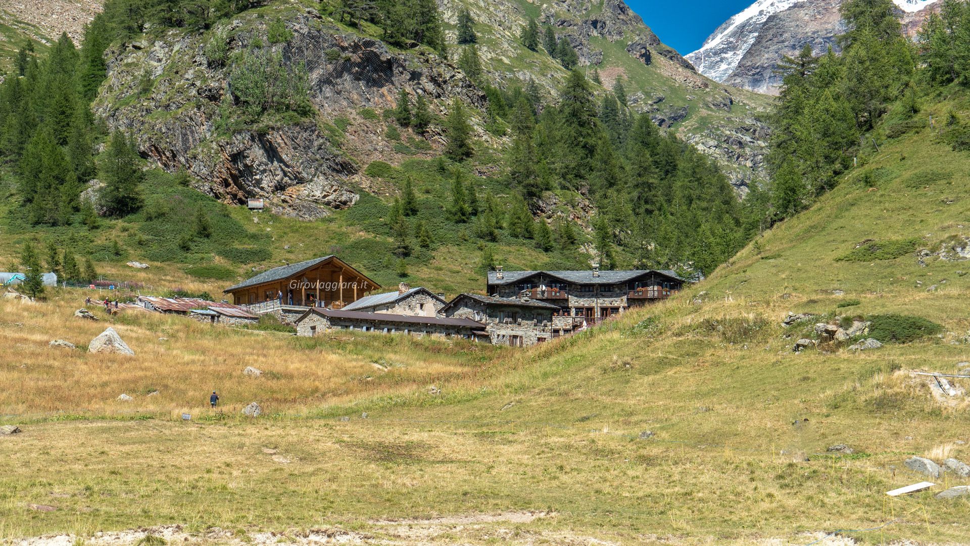 Il rifugio Prarayer visto dalle sponde del lago di places de Moulin