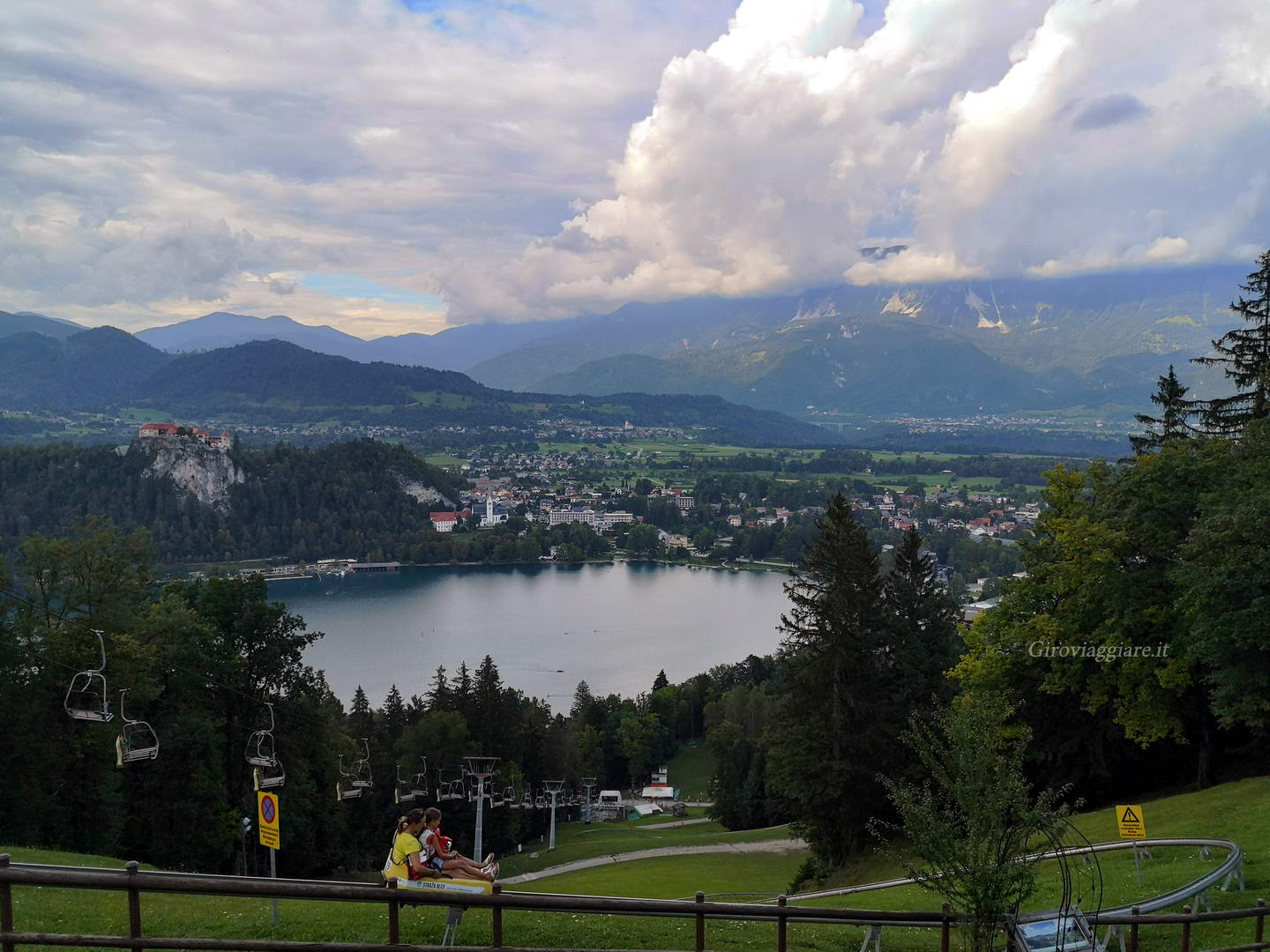 Il lago di Bled visto dall'alto della collina Straza Il lago di Bled visto dall'alto della collina Straza